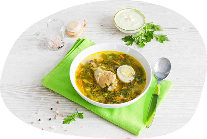 7.	Разлейте щи по тарелкам, положите в каждую по куриной ножке. Подавайте со сметаной и половинкой вареного яйца.