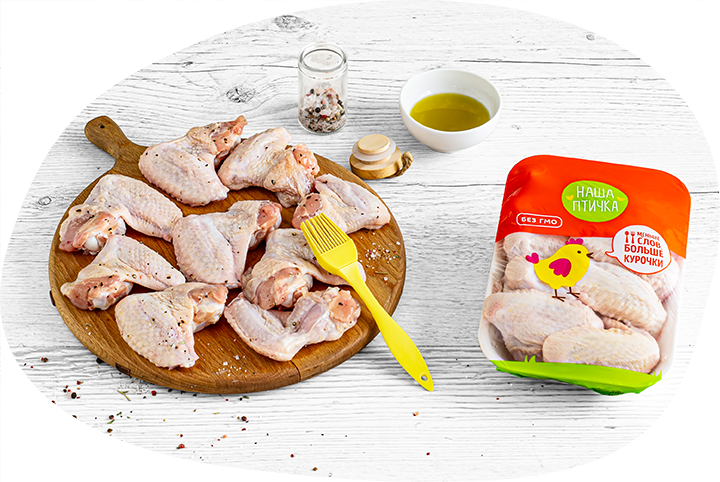 2.	У крылышек удалите первую фалангу. Посолите и поперчите куриные крылышки. При помощи кисточки смажьте растительным маслом.