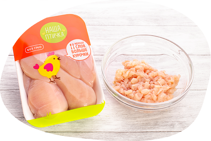 Филе куриное «Наша Птичка» нарежьте мелкими кубиками.
