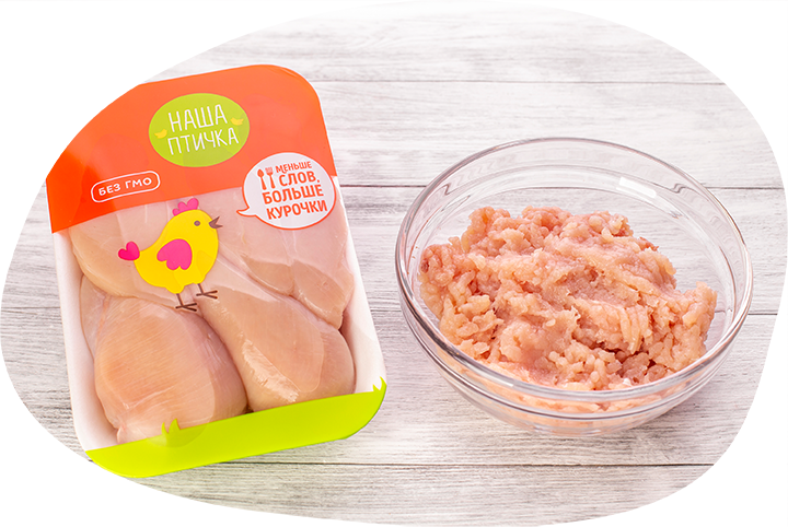Измельчите куриную грудку «Наша Птичка» при помощи блендера или мясорубки.