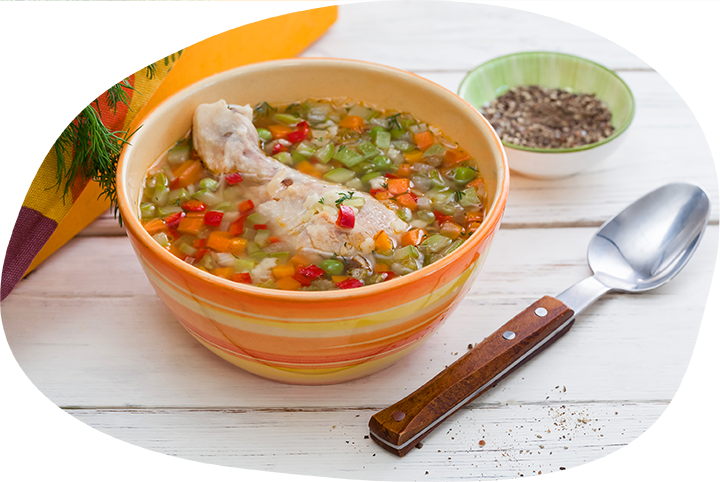 Cуп с куриной голенью, овощами и вермишелью