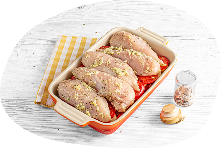 6.	Уложите на овощи куриную грудку, смажьте растительным маслом и поставьте в духовку, разогретую до 180 °С, и запекайте до готовности, примерно в течение 1 часа.