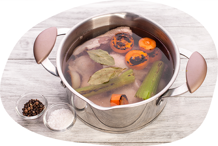 В кастрюлю с холодной водой добавьте куриное мясо, овощи, лавровый лист и перец горошком. Варите бульон на среднем огне до закипания. Через 20 минут после закипания, удалите из кастрюли овощи. Затем убавьте огонь и варите еще 40 минут, периодически снимая